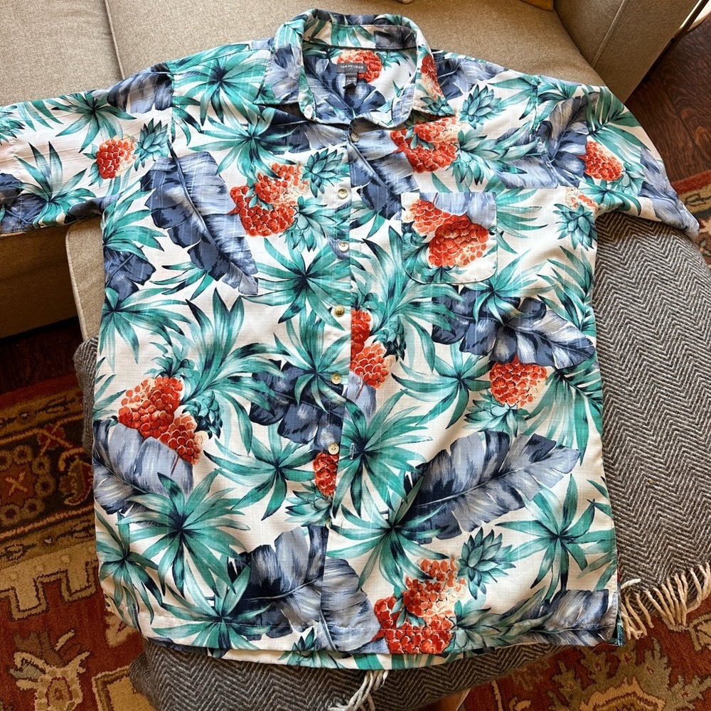Men’s Van Heusen Hawaiin button down shirt
